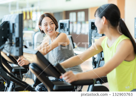 一位中年女性正在健身房鍛鍊。照片由幕張萬麗24運動俱樂部及三溫暖水療中心提供。 132903763