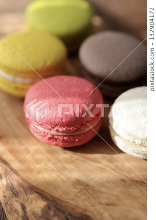 木板上擺放著色彩繽紛的馬卡龍 132904172