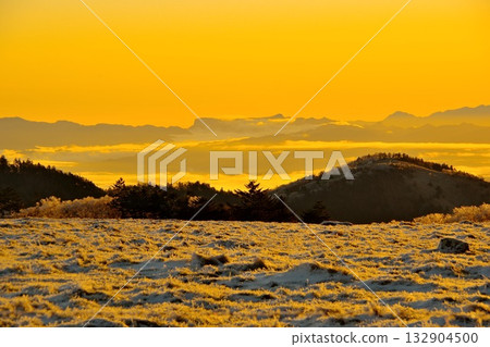 Mt. Arafune, a sea of clouds, and a snowy plateau seen from Utsukushigahara Plateau in late autumn Mt. Arafune, a sea of clouds, and a snowy plateau seen from Utsukushigahara Plateau in late autumn 132904500