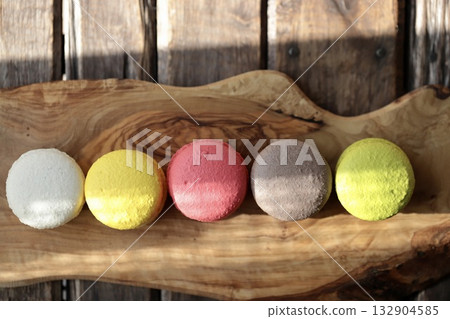 五彩繽紛的馬卡龍整齊地排列在木板上。 132904585