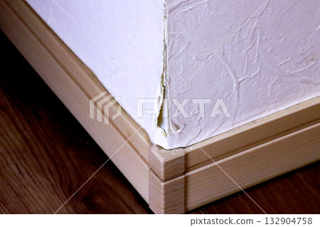 邊角破損的壁紙 邊角破損的壁紙 132904758