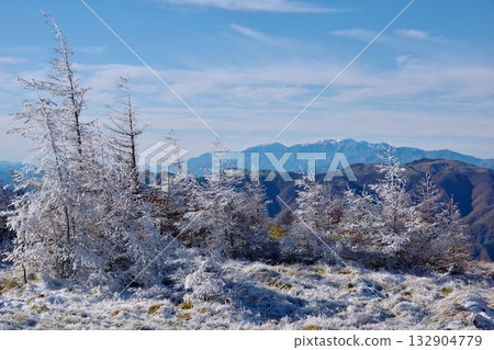 從美久志原高原眺望中央阿爾卑斯山脈和覆滿霜雪的樹木 從美久志原高原眺望中央阿爾卑斯山脈和覆滿霜雪的樹木 132904779