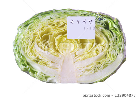 超市蔬菜區販售的半切高麗菜：標籤布料顏色 = 白色 132904875