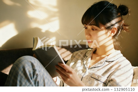 A young woman reading on the sofa A young woman reading on the sofa 132905110