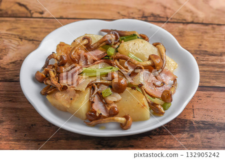 Stir-fried turnip and nameko mushrooms with butter 132905242