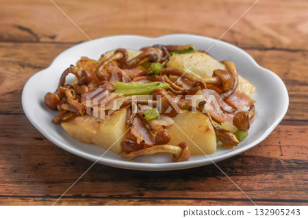 奶油炒蕪菁和滑子菇 奶油炒蕪菁和滑子菇 132905243