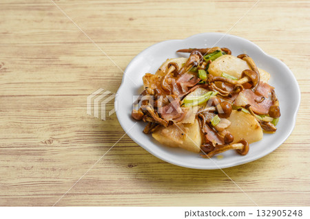 Stir-fried turnip and nameko mushrooms with butter 132905248