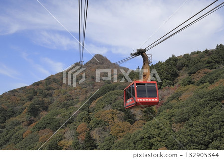 秋日晴朗,一條紅色索道通往筑波山(女體山)山頂。 秋日晴朗,一條紅色索道通往筑波山(女體山)山頂。 132905344