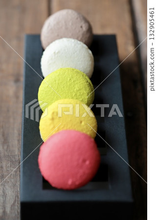 五彩繽紛的馬卡龍擺放在黑色盒子上 132905461