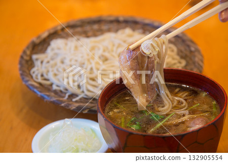 用筷子夾起鴨肉南蠻蕎麥麵 用筷子夾起鴨肉南蠻蕎麥麵 132905554