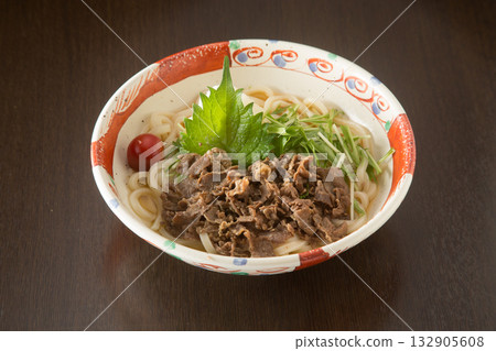 Chilled meat udon 132905608