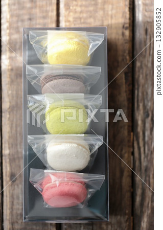 透明盒子裡裝著色彩繽紛、獨立包裝的馬卡龍 132905852