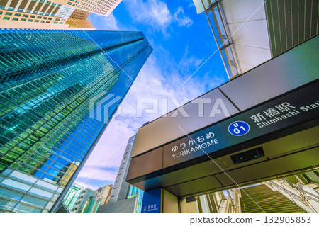 日本東京城市景觀，11月4日。汐留商業區，日本電視塔倒映著汐留城市中心的景色。 132905853