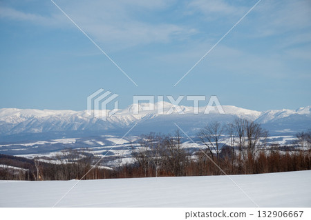 冬天的藍天、雪原、連綿的山脈——十勝嶽山脈 132906667