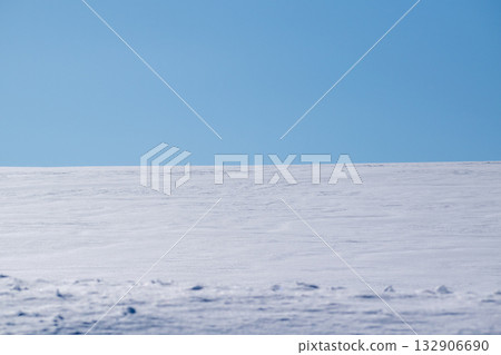 多雪的領域和藍天 132906690