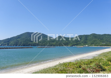 Nishinohama Coast on Kamikoshiki Island, with its long white sand beach Nishinohama Coast on Kamikoshiki Island, with its long white sand beach 132906863