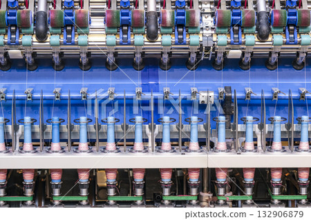 Mechanism of an automatic cloth weaving machine Mechanism of an automatic cloth weaving machine 132906879