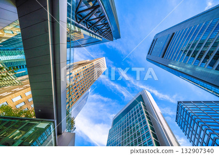 日本東京城市景觀，11月4日。汐留辦公區，可見日本電視台塔及共同社新聞大樓。 132907340