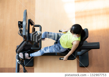 一位年輕女子正在健身房運動。照片由 Renaissance Makuhari 24 運動俱樂部及桑拿水療中心提供。 132907753