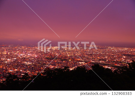 從藻岩山眺望札幌市中心夜景 從藻岩山眺望札幌市中心夜景 132908383