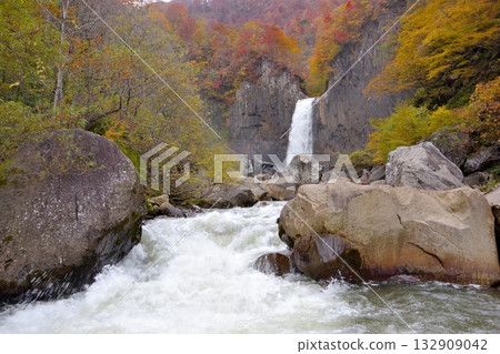 Autumn scenery of Naena Falls in Myoko City, Niigata Prefecture Autumn scenery of Naena Falls in Myoko City, Niigata Prefecture 132909042