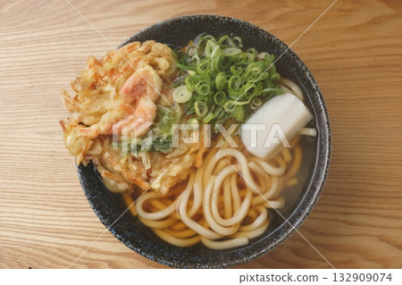 Shrimp tempura udon 132909074