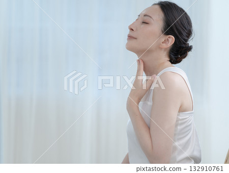 關心自己脖子的女人 132910761