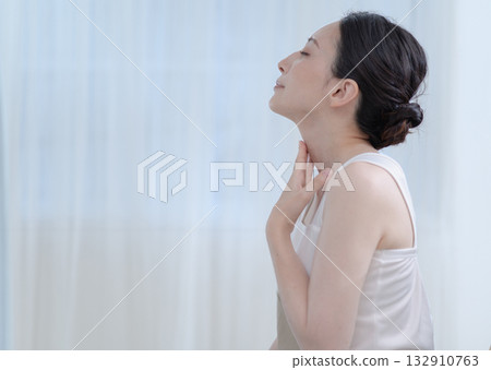 關心自己脖子的女人 132910763