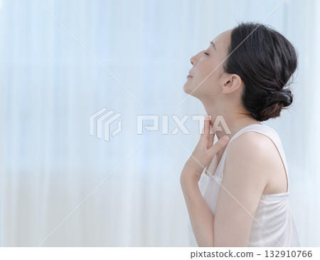 關心自己脖子的女人 132910766