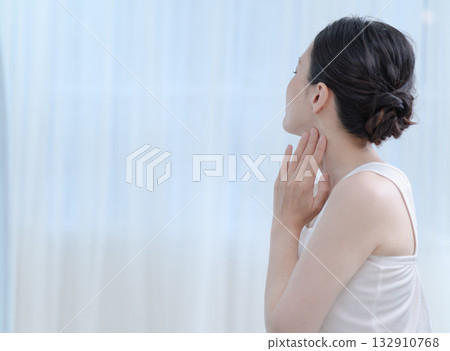 關心自己脖子的女人 132910768