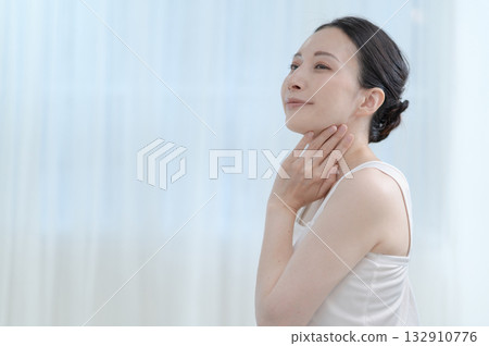 Women who care about their neck Women who care about their neck 132910776