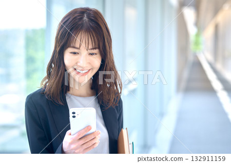 一位女商人對她的智慧型手機感到驚訝的肖像 132911159