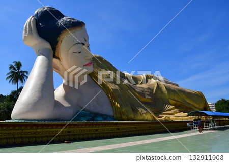 Myanmar, Bago, Myatthalyaung Pagoda, Myatthalyaung Reclining Buddha, Reclining Buddha Myanmar, Bago, Myatthalyaung Pagoda, Myatthalyaung Reclining Buddha, Reclining Buddha 132911908