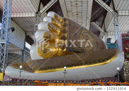 Myanmar, Bago, Shwethalyaung Pagoda, Shwethalyaung Reclining Buddha, Reclining Buddha Myanmar, Bago, Shwethalyaung Pagoda, Shwethalyaung Reclining Buddha, Reclining Buddha 132911914
