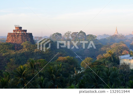 Myanmar, Yangon, Kandawgyi Lake, Kandawgyi Park, promenade 132911944