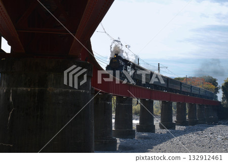 一輛蒸汽機車正駛過一座彎曲的鐵橋 一輛蒸汽機車正駛過一座彎曲的鐵橋 132912461