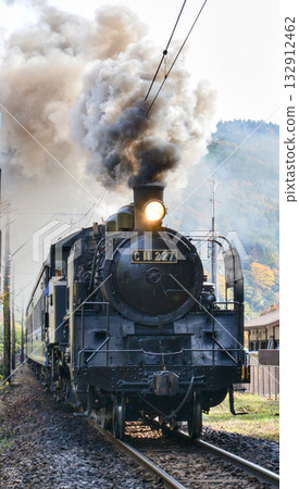 蒸氣機車冒出黑煙 132912462