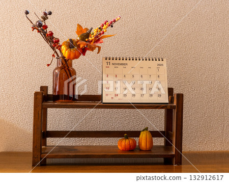 Autumn image shelf 132912617