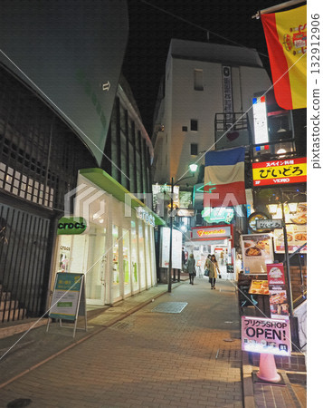 夜幕下的澀谷西班牙坡街。霓虹燈閃爍,人潮湧動,裝飾著東京澀谷熙熙攘攘的街道。插畫風格照片。 夜幕下的澀谷西班牙坡街。霓虹燈閃爍,人潮湧動,裝飾著東京澀谷熙熙攘攘的街道。插畫風格照片。 132912906