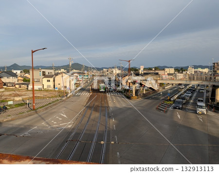 從東八町路口的行人天橋上可以看到東八町電車站，這裡是國道1號線和豐橋電車線的交會處。 132913113