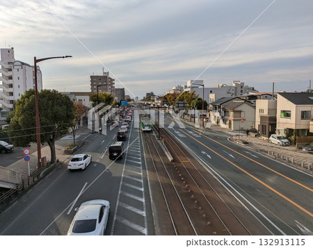 從豐橋市電車路線東八町線（沿國道1號線中心線行駛）望向市政廳方向。 132913115