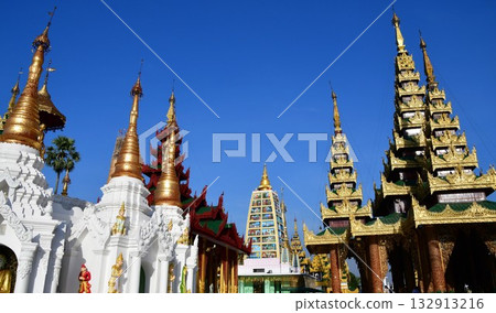 Myanmar, Yangon, Shwedagon Pagoda, Myanmar's largest sacred place, pagoda Myanmar, Yangon, Shwedagon Pagoda, Myanmar's largest sacred place, pagoda 132913216
