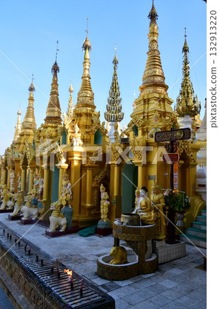 Myanmar, Yangon, Shwedagon Pagoda, Myanmar's largest sacred place, pagoda Myanmar, Yangon, Shwedagon Pagoda, Myanmar's largest sacred place, pagoda 132913220
