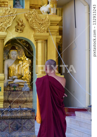 Myanmar, Yangon, Shwedagon Pagoda, monks praying, Myanmar's largest holiest site, pagoda Myanmar, Yangon, Shwedagon Pagoda, monks praying, Myanmar's largest holiest site, pagoda 132913243