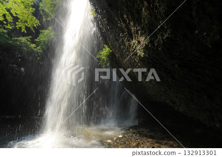 月亮的瀑布等待 132913301