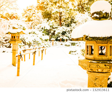 皚皚白雪覆蓋的花園，竹籬笆、燈籠，以及黃昏的燈光。 132913611