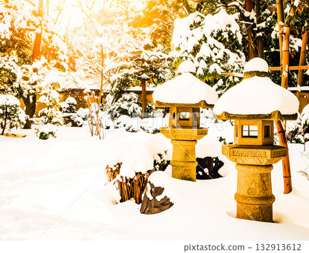 兩盞雪燈並排而立，還有一個金色的冬日花園 132913612