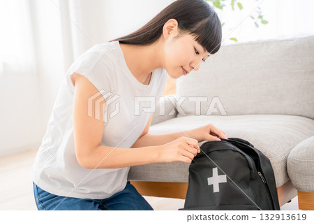 一名年輕女子正在檢查防災物資。 一名年輕女子正在檢查防災物資。 132913619