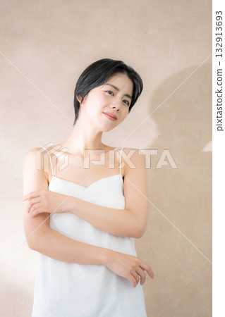 柔和的粉紅米色系美妝圖片，以鏡頭為中心，展現身體保養與保養概念 132913693