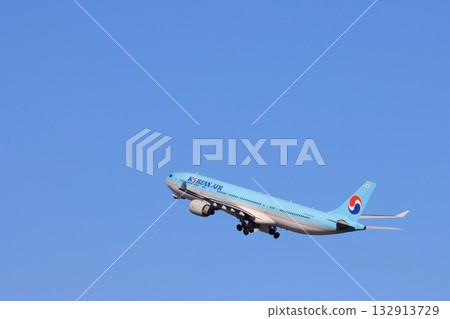 大韓航空飛機起飛,客機上升 大韓航空飛機起飛,客機上升 132913729